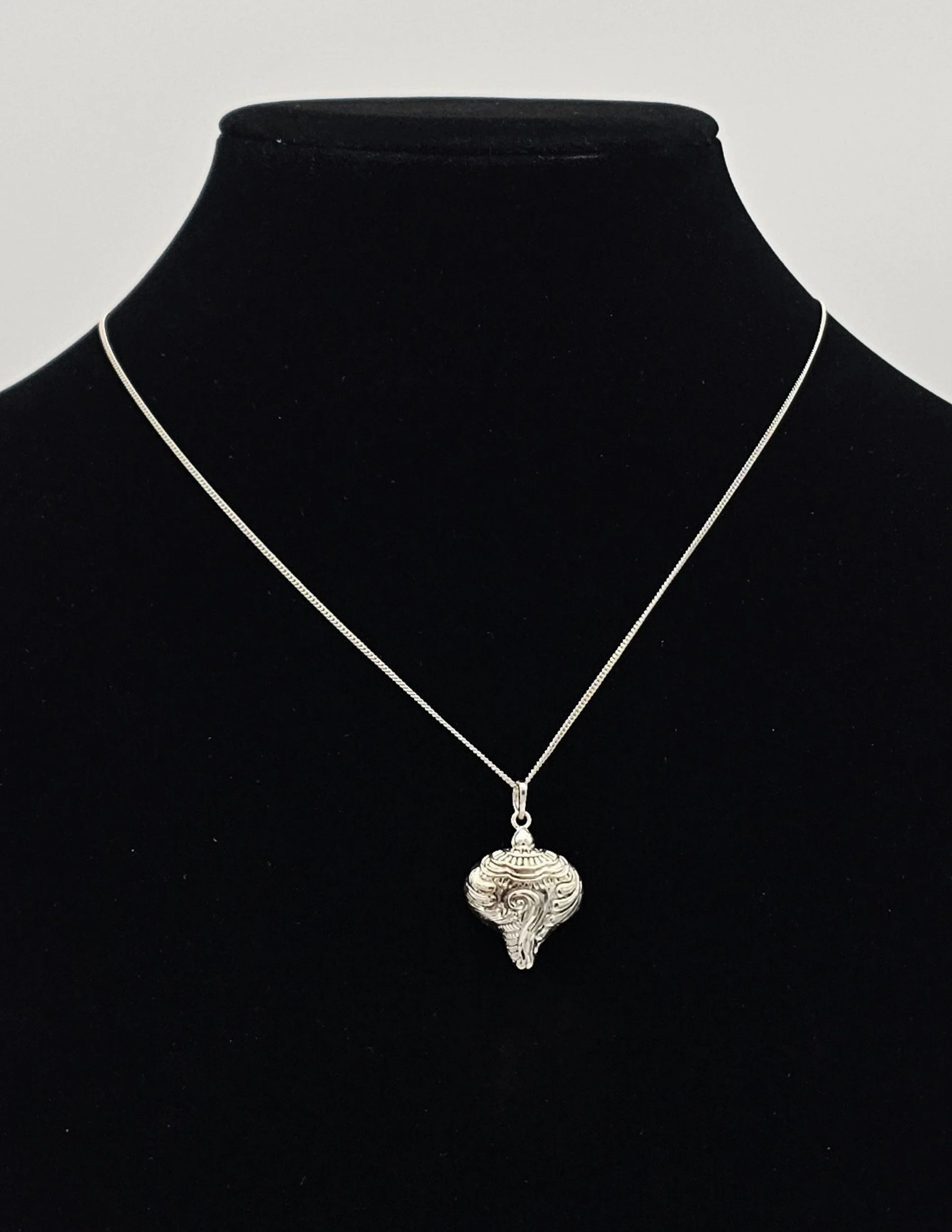 Yuejhuru Dhunkar དུང་དཀར Necklace — Ngatso Tibetan Product